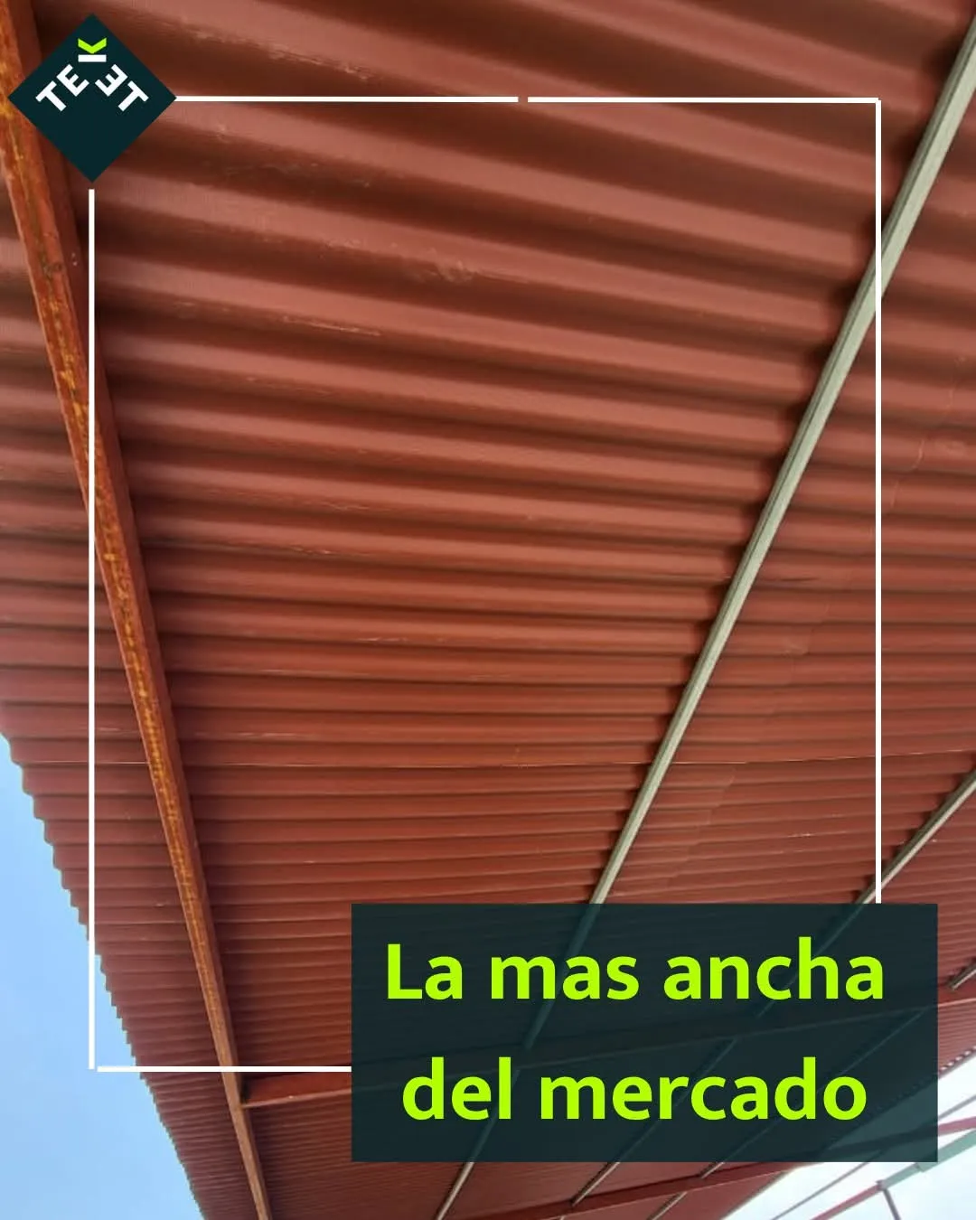Lámina Teket roja instalada en una estructura de techo