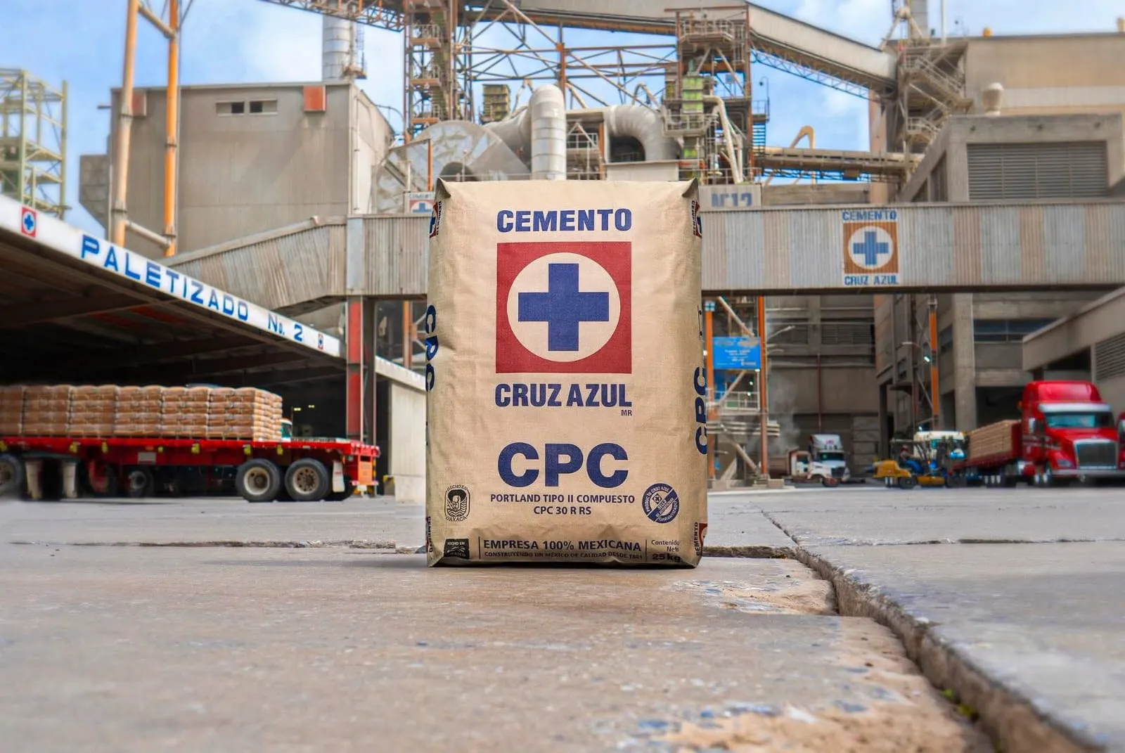 Saco de Cemento Cruz Azul CPC frente a planta cementera